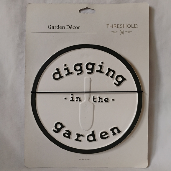 Outdoors Garden Decor Grey & White "Digging in the Garden" Round Aluminum Sign - Picture 1 of 11